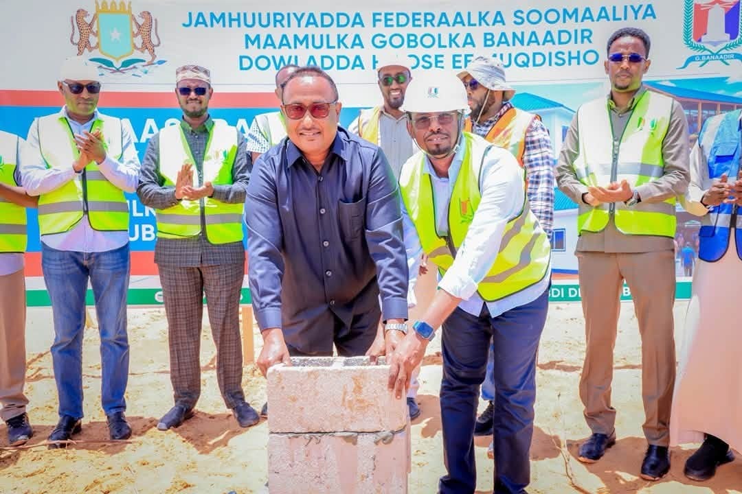 Guddoomiyaha Gobolka Banaadir Dr. Xasan Maxamed Xuseen (Muungaab) oo dhagax-dhigaya mashaariicda Xaaji-Cabdi